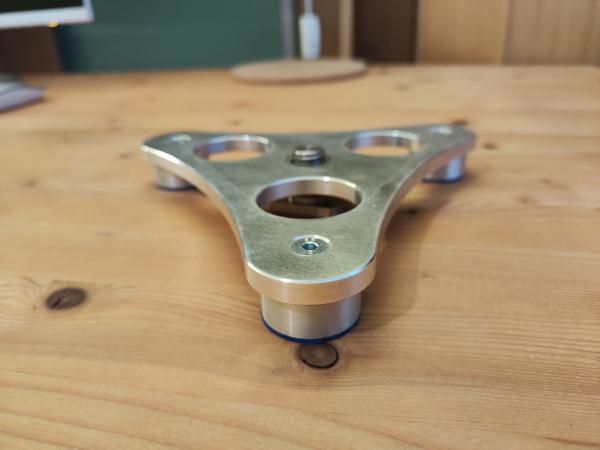 Short tripod for table or floor