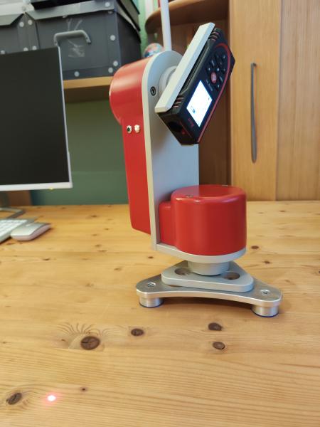 Short tripod for table or floor